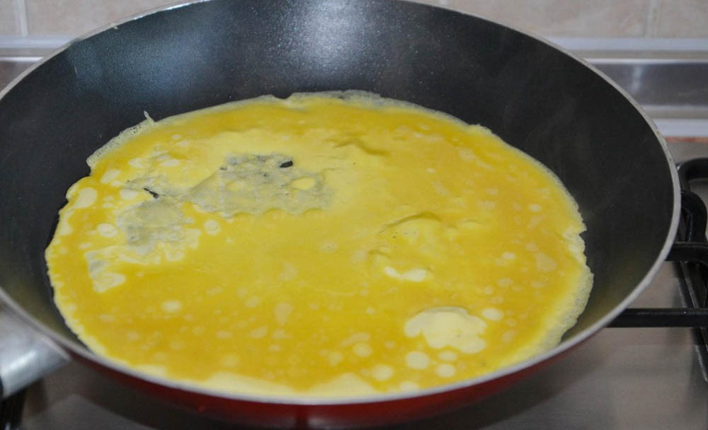 Приготовление первого блина японского омлета Жарка японского омлета