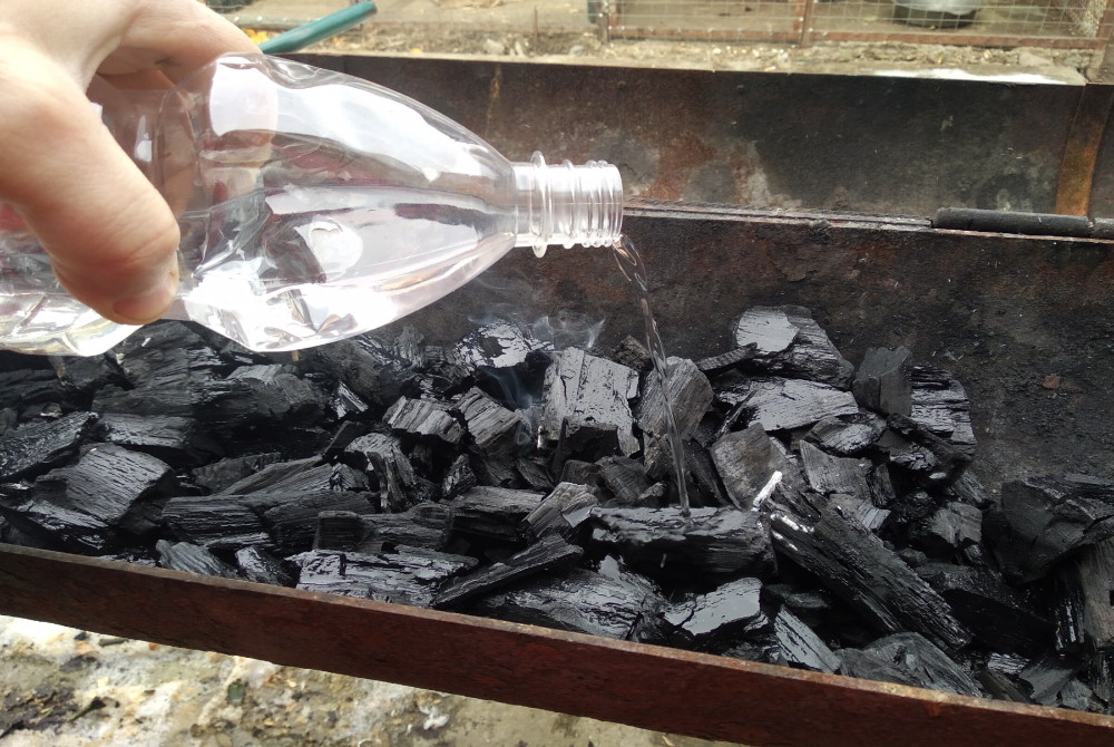 Разжигают угли с помощью спиртосодержащей жидкости На угли в мангале наливают прозрачную жидкость